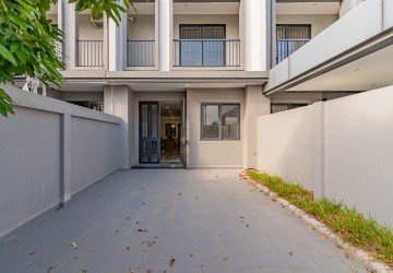 4 Bedroom Link Villa For Rent - Chak Angrae Kraom, Phnom Penh thumbnail