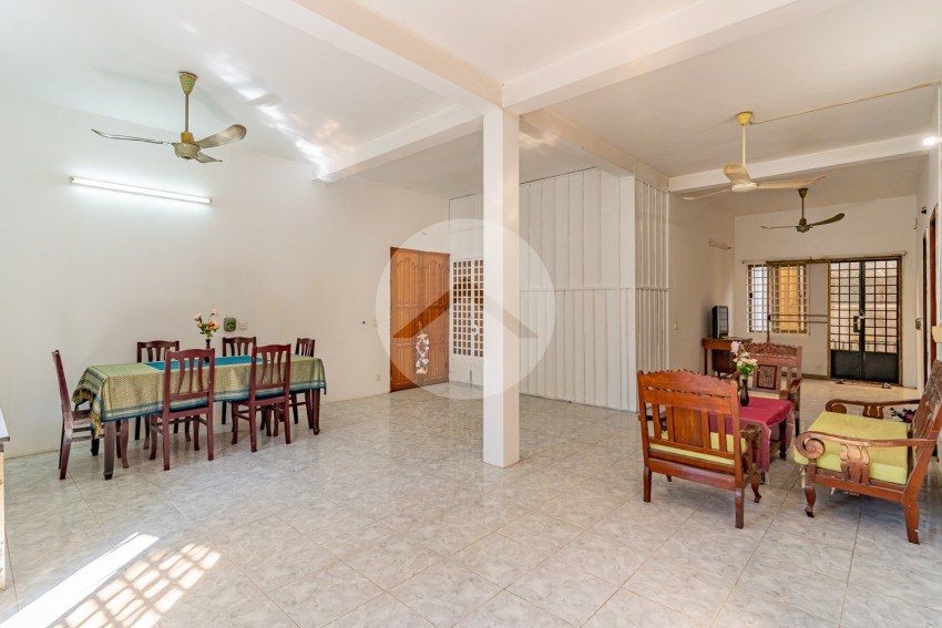 2 Bedroom Apartment For Rent - Boeng Trabek, Phnom Penh