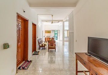 2 Bedroom Apartment For Rent - Boeng Trabek, Phnom Penh thumbnail