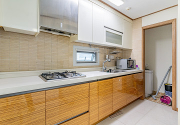 1 Bedroom Condo For Rent - De Castle Royal, BKK1, Phnom Penh thumbnail