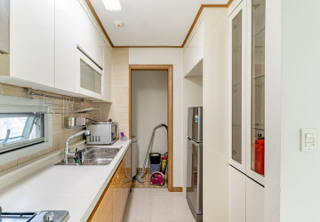 1 Bedroom Condo For Rent - De Castle Royal, BKK1, Phnom Penh thumbnail