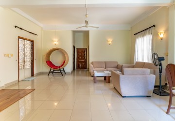 4 Bedroom Commercial Villa For Rent - Tonle Bassac, Phnom Penh thumbnail