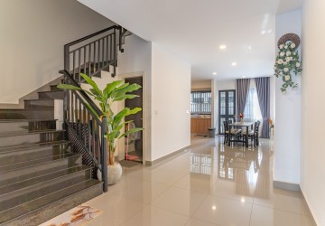 4 Bedroom Link Villa For Rent - Borey Chip Mong  598, Chrang Chamres,  Phnom Penh thumbnail