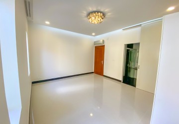 4 Bedroom Villa For Rent - Tonle Bassac, Phnom Penh thumbnail