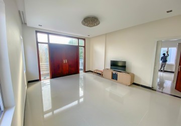 4 Bedroom Villa For Rent - Tonle Bassac, Phnom Penh thumbnail