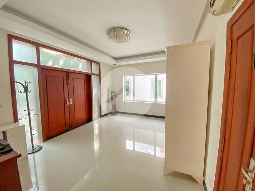 4 Bedroom Villa For Rent - Tonle Bassac, Phnom Penh