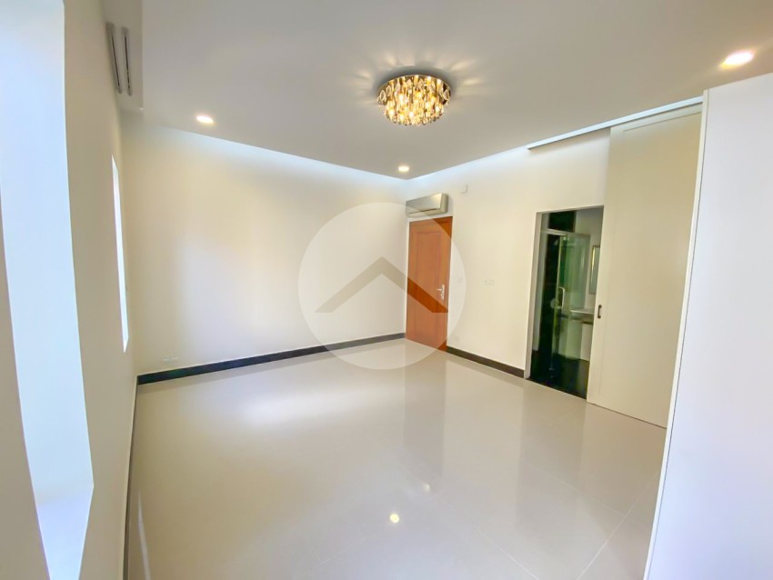 4 Bedroom Villa For Rent - Tonle Bassac, Phnom Penh