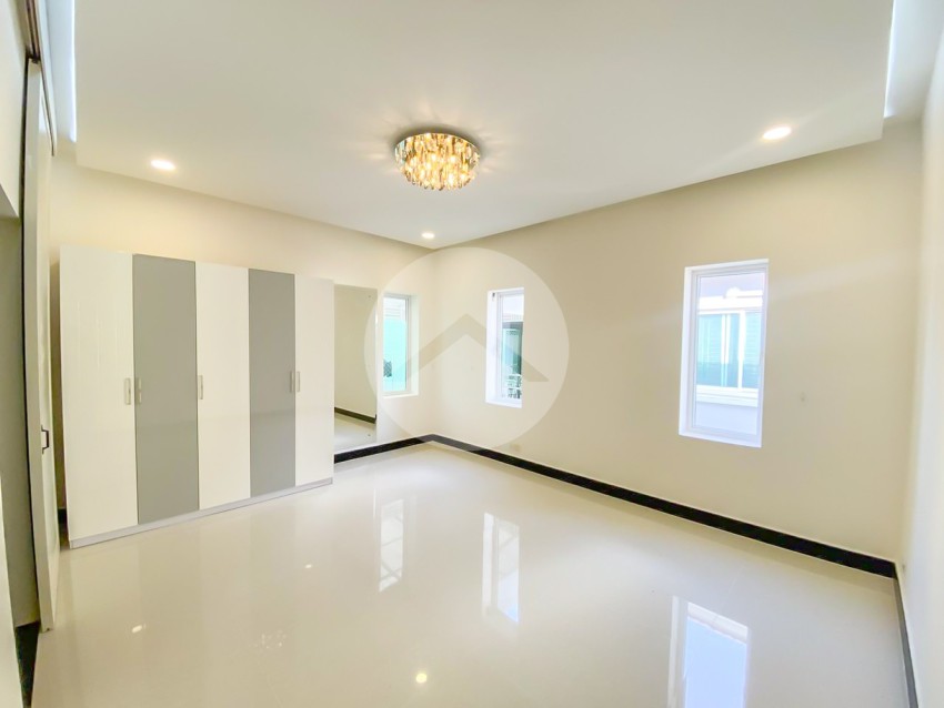 4 Bedroom Villa For Rent - Tonle Bassac, Phnom Penh