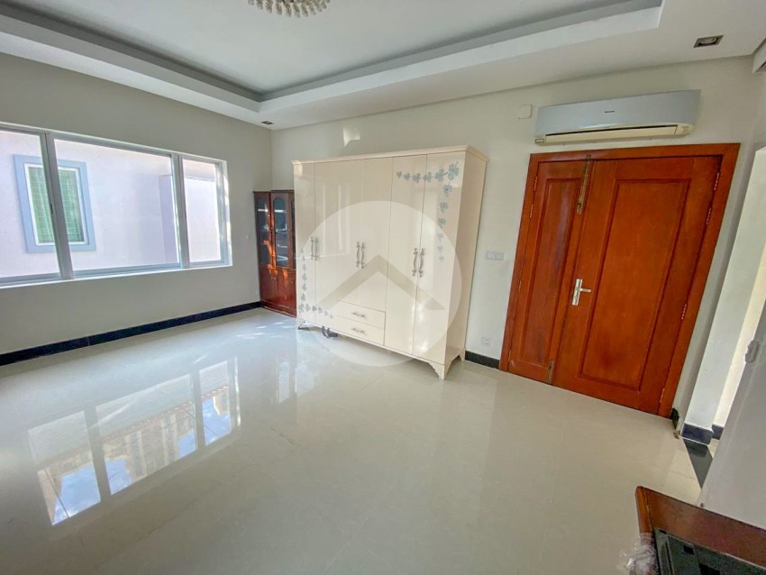 4 Bedroom Villa For Rent - Tonle Bassac, Phnom Penh