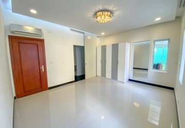 4 Bedroom Villa For Rent - Tonle Bassac, Phnom Penh thumbnail