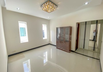 4 Bedroom Villa For Rent - Tonle Bassac, Phnom Penh thumbnail