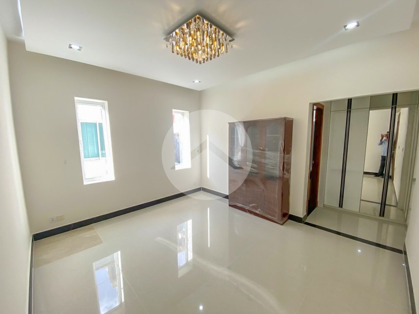 4 Bedroom Villa For Rent - Tonle Bassac, Phnom Penh