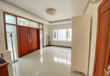 4 Bedroom Villa For Rent - Tonle Bassac, Phnom Penh thumbnail