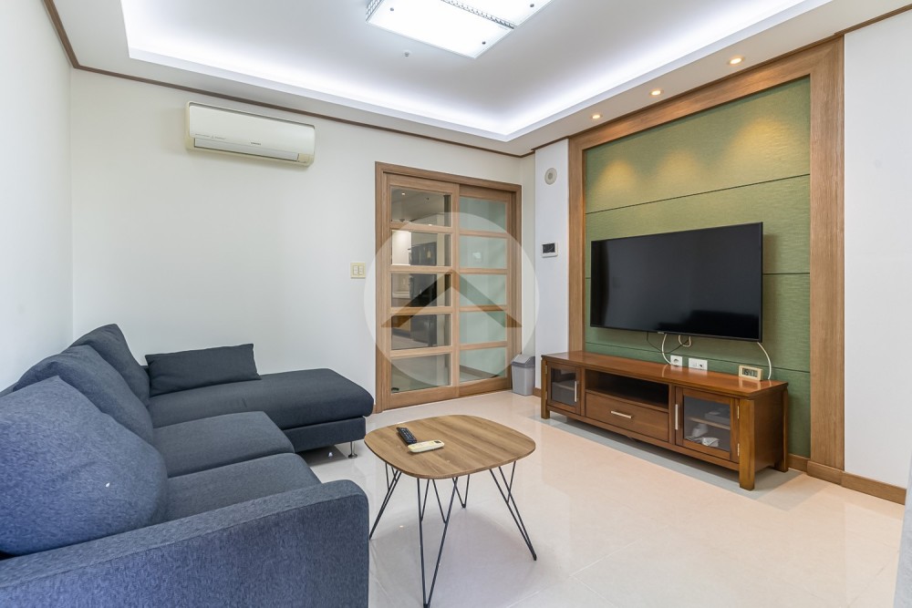 13th Floor 1 Bedroom Condo For Sale - De Castle Royal, BKK1, Phnom Penh - Image 2