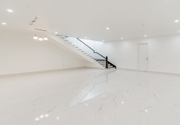 3 Bedroom Villa For Rent - Bassac Garden, Tonle Bassac, Phnom Penh thumbnail