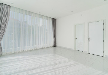 3 Bedroom Villa For Rent - Bassac Garden, Tonle Bassac, Phnom Penh thumbnail