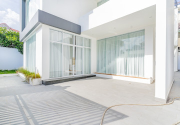 3 Bedroom Villa For Rent - Bassac Garden, Tonle Bassac, Phnom Penh thumbnail