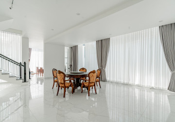 3 Bedroom Villa For Rent - Bassac Garden, Tonle Bassac, Phnom Penh thumbnail