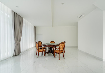 3 Bedroom Villa For Rent - Bassac Garden, Tonle Bassac, Phnom Penh thumbnail