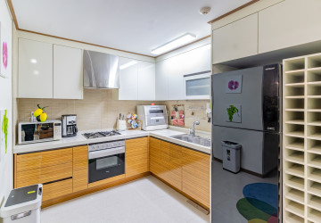 11th Floor 1 Bedroom Condo For Sale - De Castle Royal, BKK1, Phnom Penh thumbnail