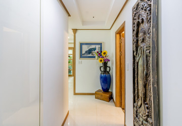 11th Floor 1 Bedroom Condo For Sale - De Castle Royal, BKK1, Phnom Penh thumbnail