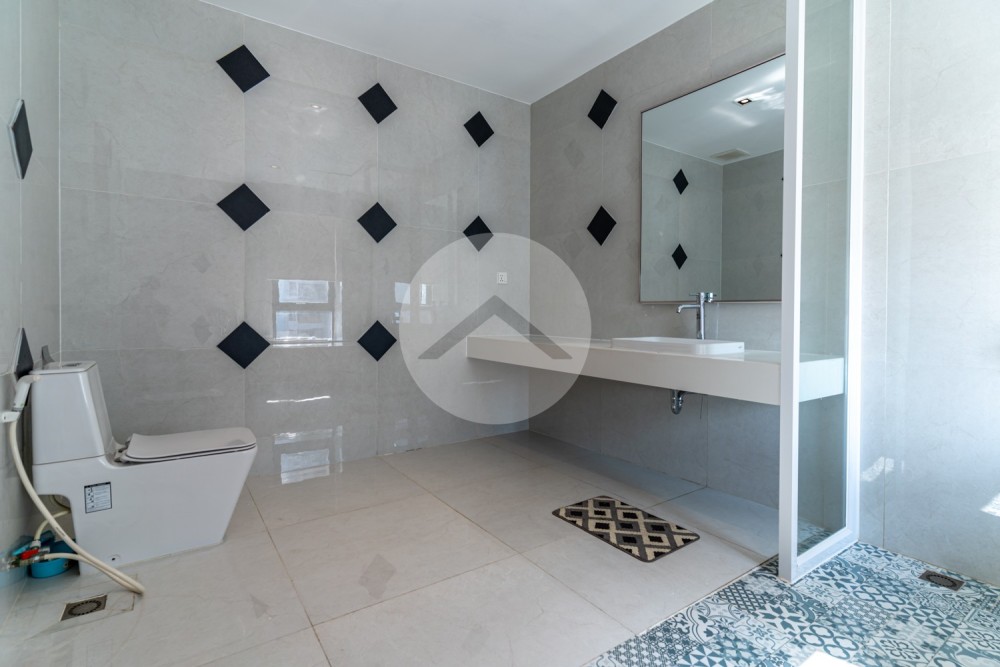 Duplex 4 Bedroom Serviced Penthouse For Rent - BKK1, Phnom Penh - Image 23
