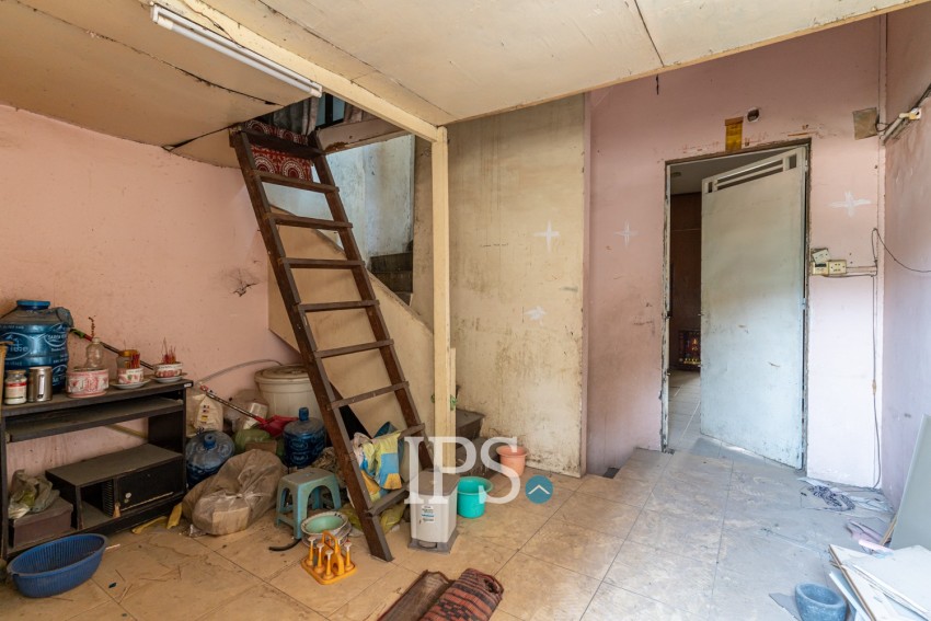 3 Floor Unrenovated Flat For Sale - Chakto Mukh, Phnom Penh