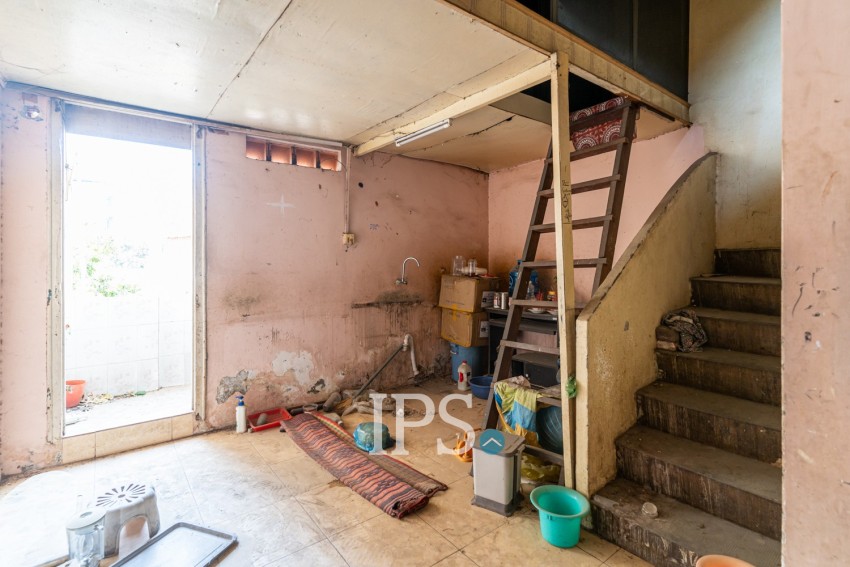3 Floor Unrenovated Flat For Sale - Chakto Mukh, Phnom Penh