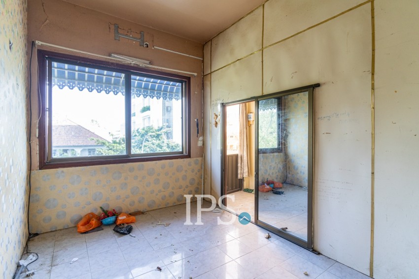 3 Floor Unrenovated Flat For Sale - Chakto Mukh, Phnom Penh