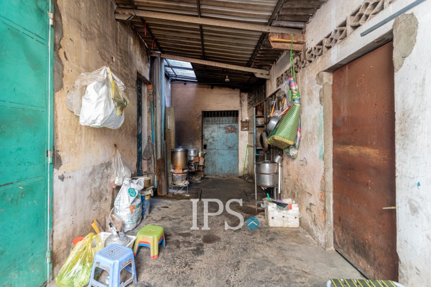 3 Floor Unrenovated Flat For Sale - Chakto Mukh, Phnom Penh