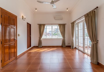 5 Bedroom Villa For Rent - Phsar Daeum Thkov, Phnom Penh thumbnail