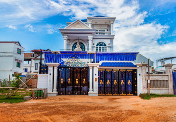 4 Bedroom Villa For Rent - Svay Dangkum, Siem Reap thumbnail