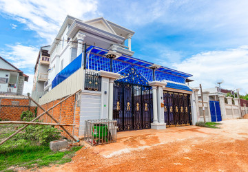 4 Bedroom Villa For Rent - Svay Dangkum, Siem Reap thumbnail