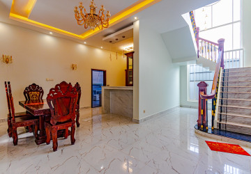 4 Bedroom Villa For Sale - Svay Dangkum, Siem Reap thumbnail