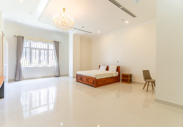 4 Bedroom Serviced Apartment For Rent - BKK1, Phnom Penh thumbnail