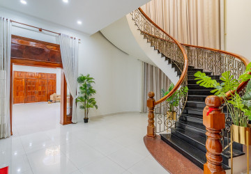 8 Bedroom Serviced Apartment For Rent - BKK1, Phnom Penh thumbnail
