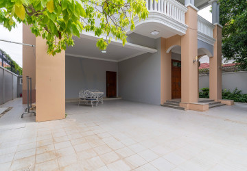 4 Bedroom Villa For Rent - Tonle Bassac, Phnom Penh thumbnail