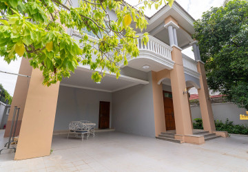 4 Bedroom Villa For Rent - Tonle Bassac, Phnom Penh thumbnail