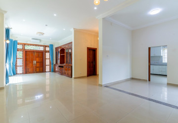 4 Bedroom Villa For Rent - Tonle Bassac, Phnom Penh thumbnail