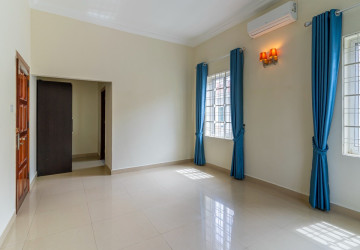 4 Bedroom Villa For Rent - Tonle Bassac, Phnom Penh thumbnail