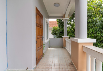 4 Bedroom Villa For Rent - Tonle Bassac, Phnom Penh thumbnail