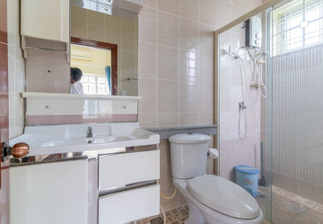 4 Bedroom Villa For Rent - Tonle Bassac, Phnom Penh thumbnail