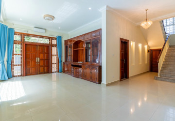 4 Bedroom Villa For Rent - Tonle Bassac, Phnom Penh thumbnail