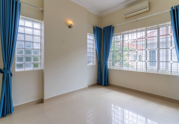 4 Bedroom Villa For Rent - Tonle Bassac, Phnom Penh thumbnail