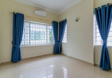 4 Bedroom Villa For Rent - Tonle Bassac, Phnom Penh thumbnail