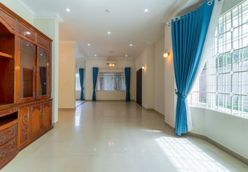 4 Bedroom Villa For Rent - Tonle Bassac, Phnom Penh thumbnail