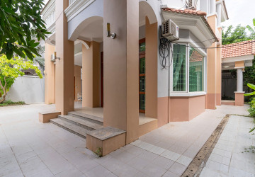 4 Bedroom Villa For Rent - Tonle Bassac, Phnom Penh thumbnail