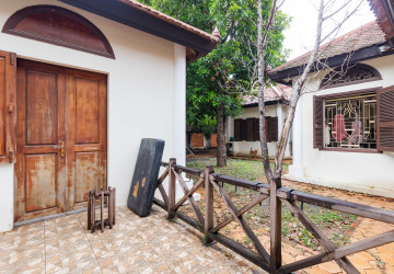 4 Bedroom Wooden House For Sale - Svay Dangkum, Siem Reap thumbnail