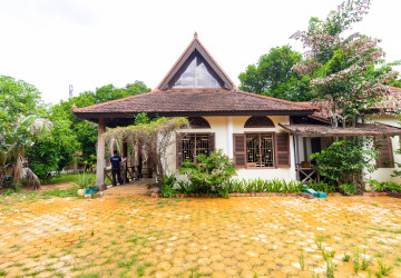 4 Bedroom Wooden House For Sale - Svay Dangkum, Siem Reap thumbnail