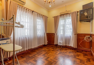 3 Bedroom Villa For Rent - Borey Chamkarmorn, Tonle Bassac, Phnom Penh thumbnail